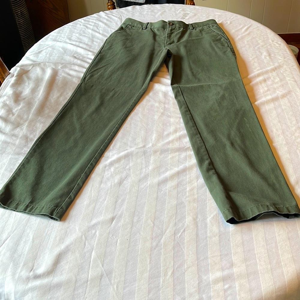 Mens green khaki pants 32x34 straight fit worn once
